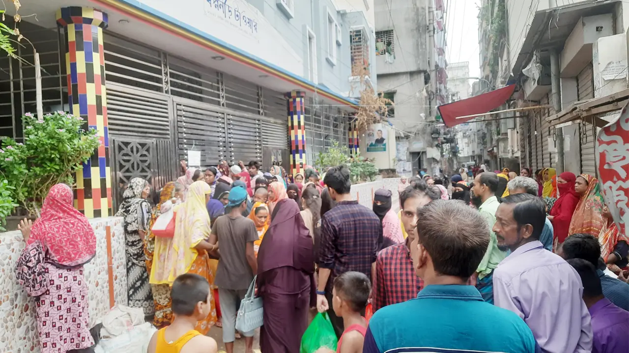 এক টুকরো মাংসের আশায় গেটের বাইরে দীর্ঘ অপেক্ষা তাদের 