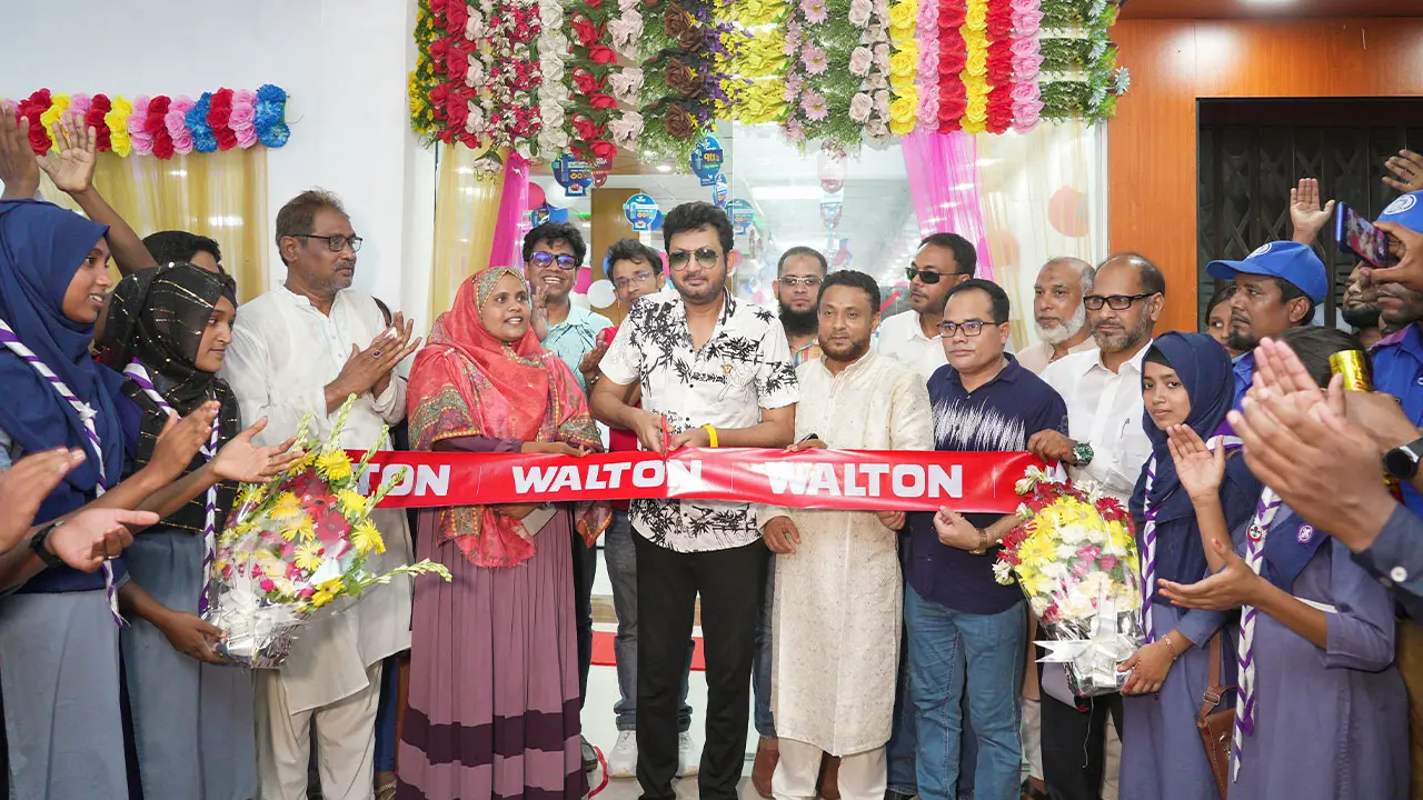 চাঁপাইনবাবগঞ্জে ওয়ালটন এক্সক্লুসিভ শোরুমের উদ্বোধন