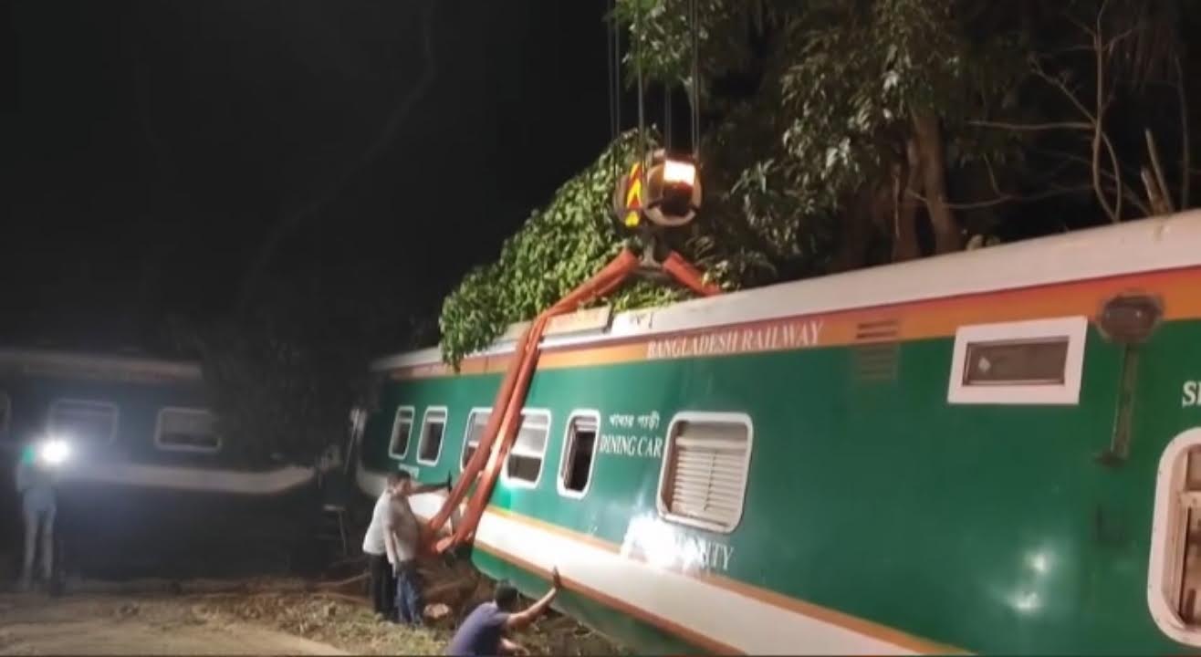 ডাউন লাইনে ট্রেন চলাচল স্বাভাবিক করার চেষ্টা চলছে