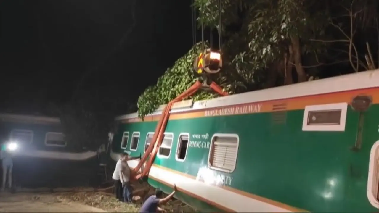 ডাউন লাইনে ট্রেন চলাচল স্বাভাবিক করার চেষ্টা চলছে