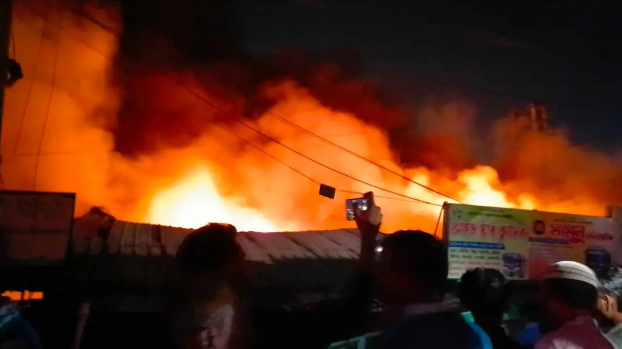 নারায়ণগঞ্জে কাঁচাবাজারে ভয়াবহ আগুন