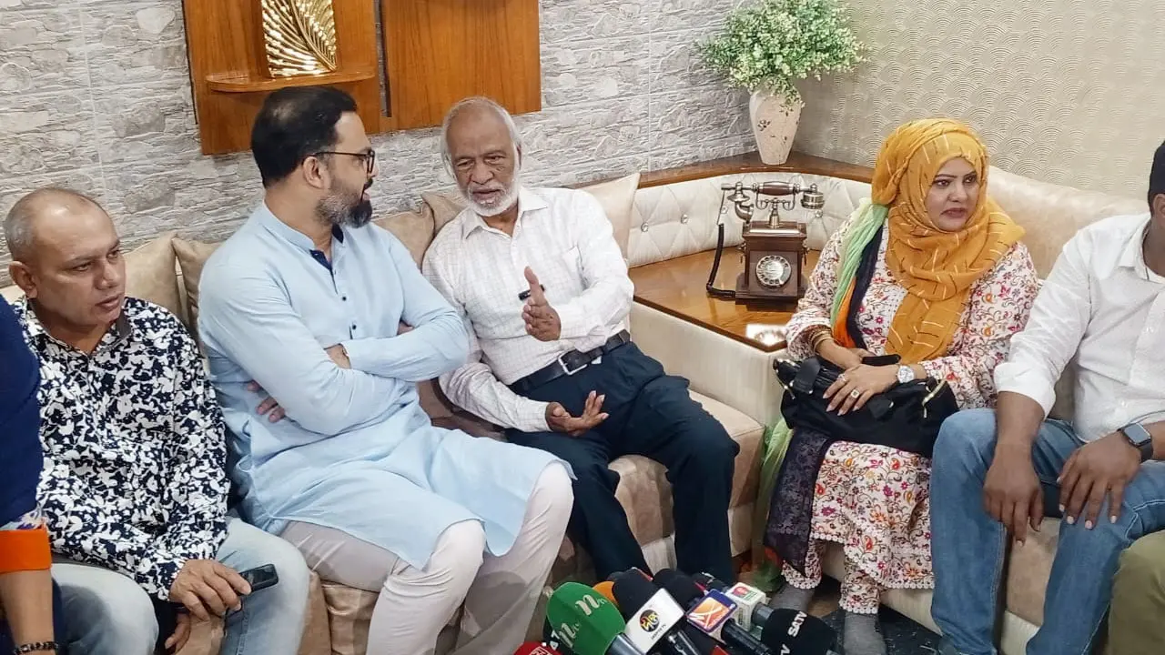 বিএনপি বিদেশিদের সঙ্গে কথা বললে অপরাধ কী, প্রশ্ন মঈনের