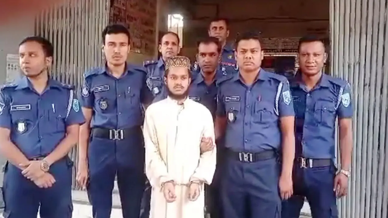 স্কুলছাত্রীকে জোর করে চুমু খাওয়া মাদরাসার ছাত্র গ্রেপ্তার