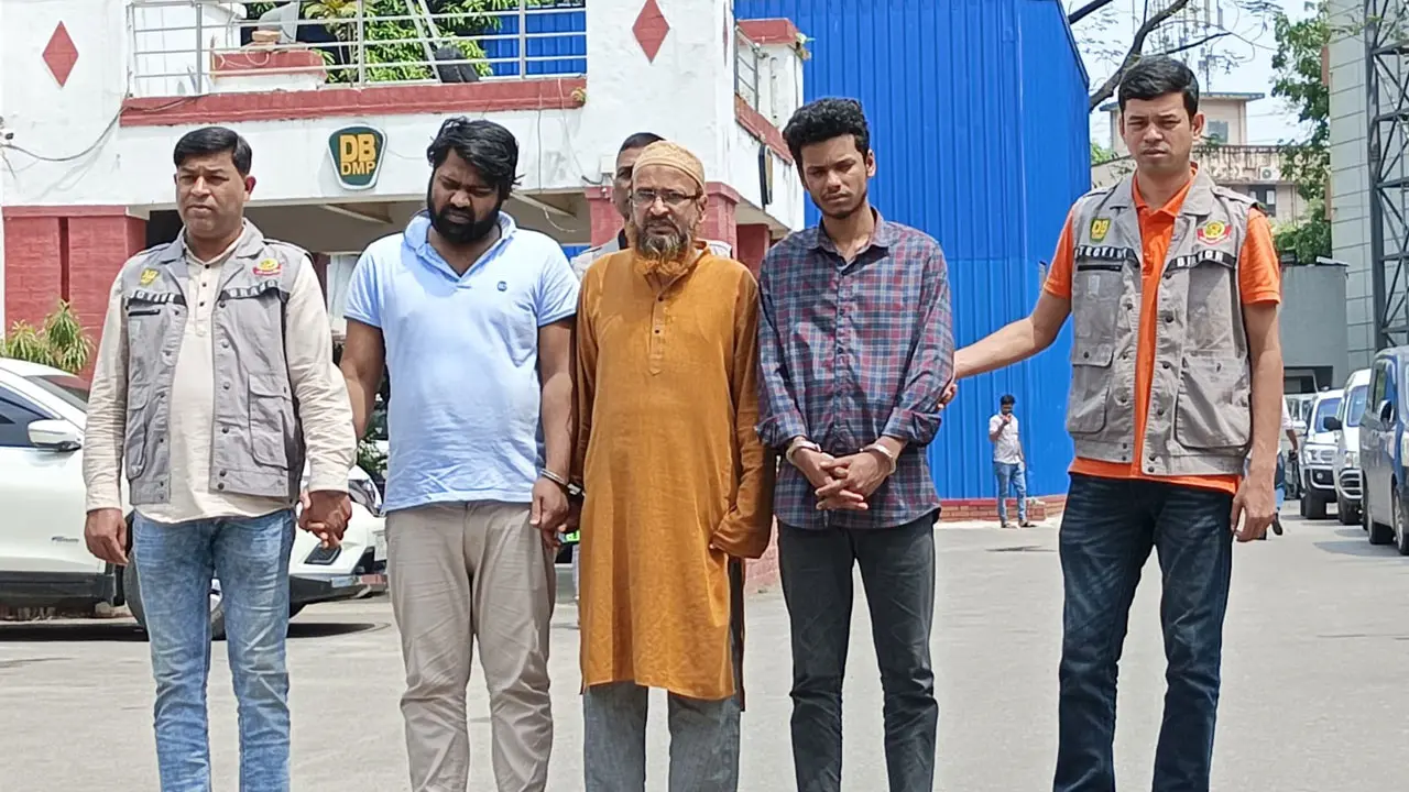 সাংবাদিক ও দুদক কর্মকর্তা পরিচয়ে প্রতারণা করতেন তারা