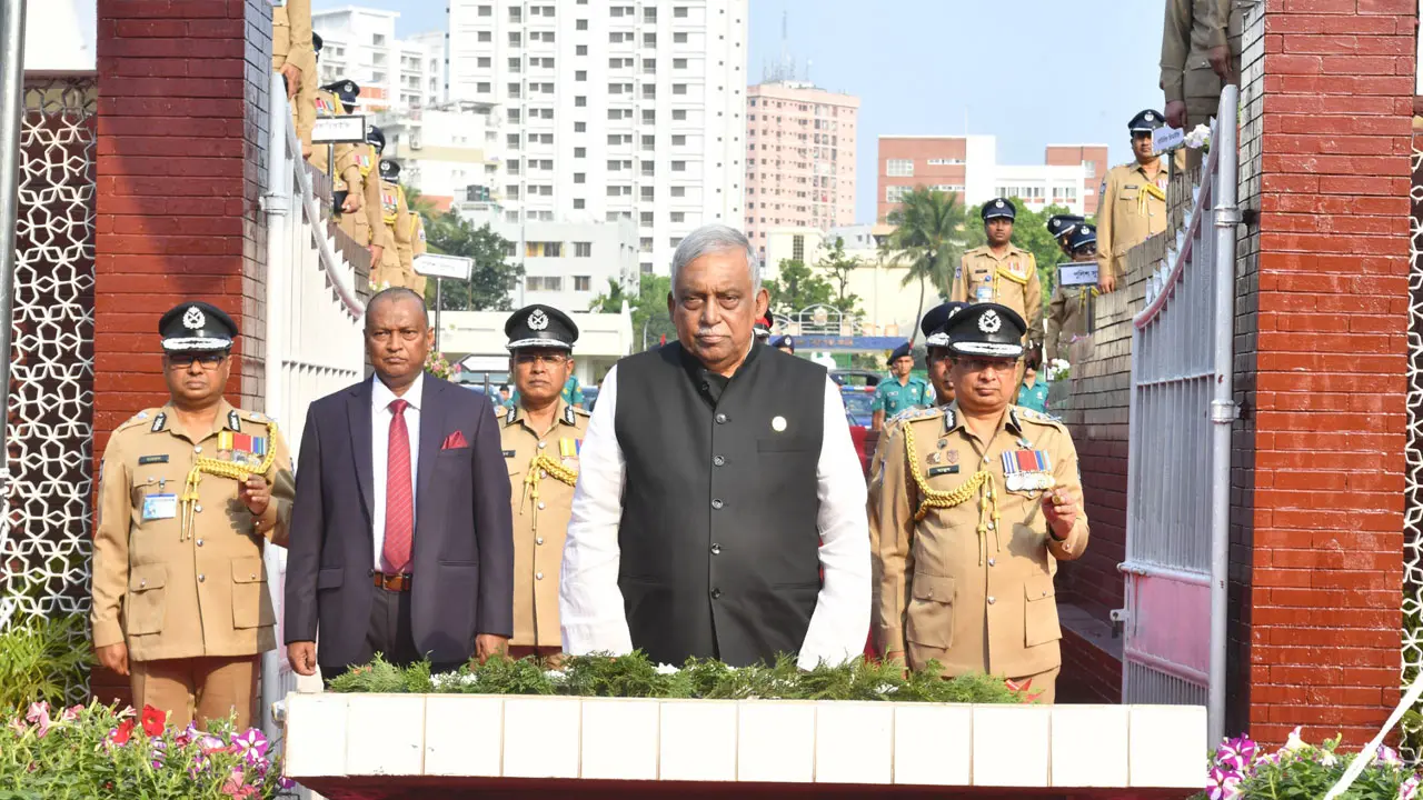 শহীদ পুলিশ সদস্যদের প্রতি স্বরাষ্ট্রমন্ত্রীর শ্রদ্ধা