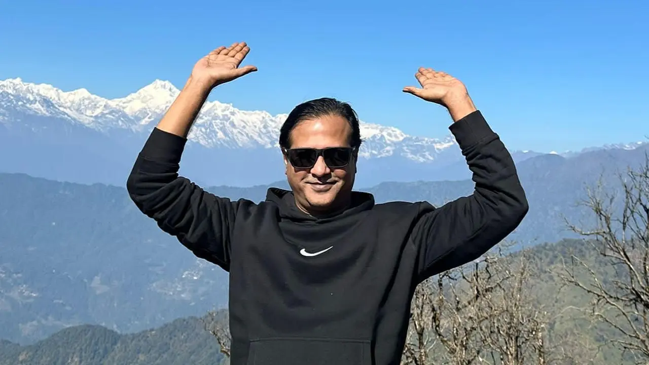 ১২ বছর পর নির্বাচনে ভোট দিলেন আসিফ আকবর