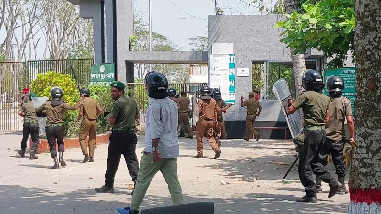 ছাঁটাইয়ের প্রতিবাদে মোংলায় শ্রমিকদের বিক্ষোভ-সংঘর্ষ, আহত ৩০