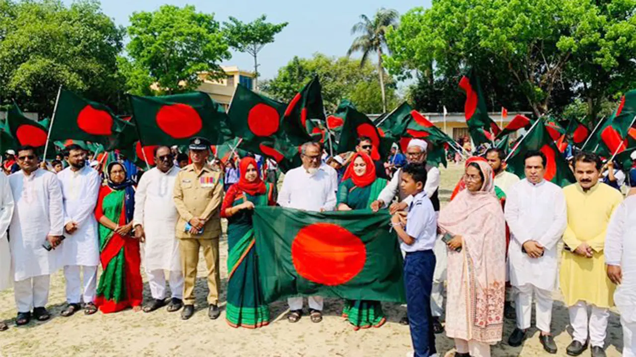 স্বাধীনতা দিবসে ২০০ শিক্ষাপ্রতিষ্ঠানে জাতীয় পতাকা বিতরণ