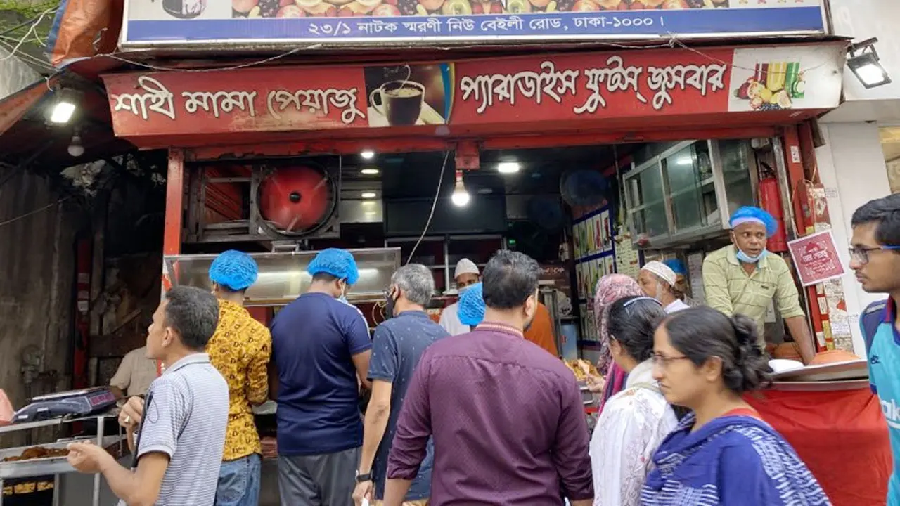 স্বরূপে ফিরতে শুরু করেছে বেইলি রোড ইফতার বাজার