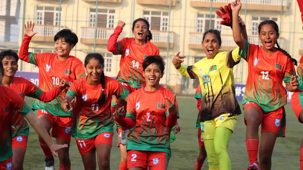 সাফ চ্যাম্পিয়ন হওয়ায় মেয়েদের অভিনন্দন পাপনের