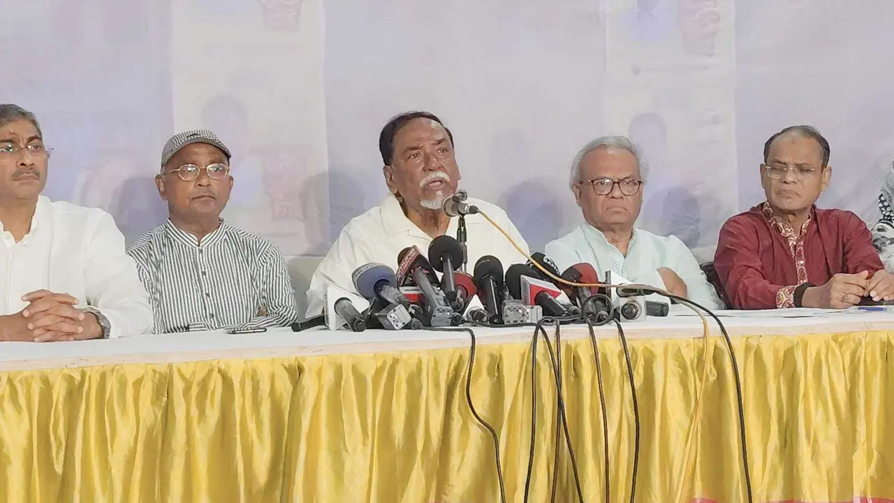 মনের মাধুরি মিশিয়ে কবিতা ও গদ্যর মতো ইতিহাস লেখা হচ্ছে