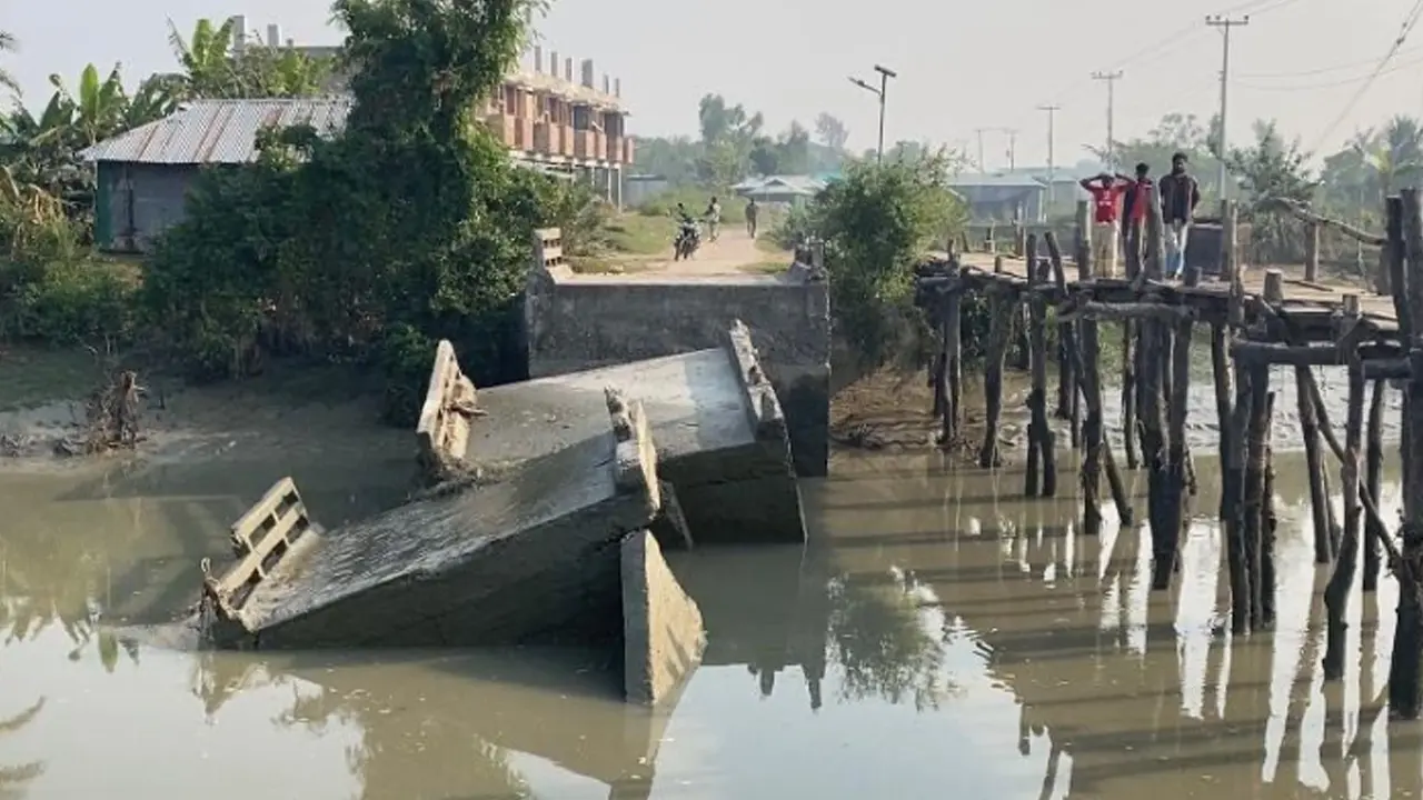 ১৩ বছরে একবারও সংস্কার হয়নি সড়ক, পর্যটক হারাচ্ছে নিঝুমদ্বীপ