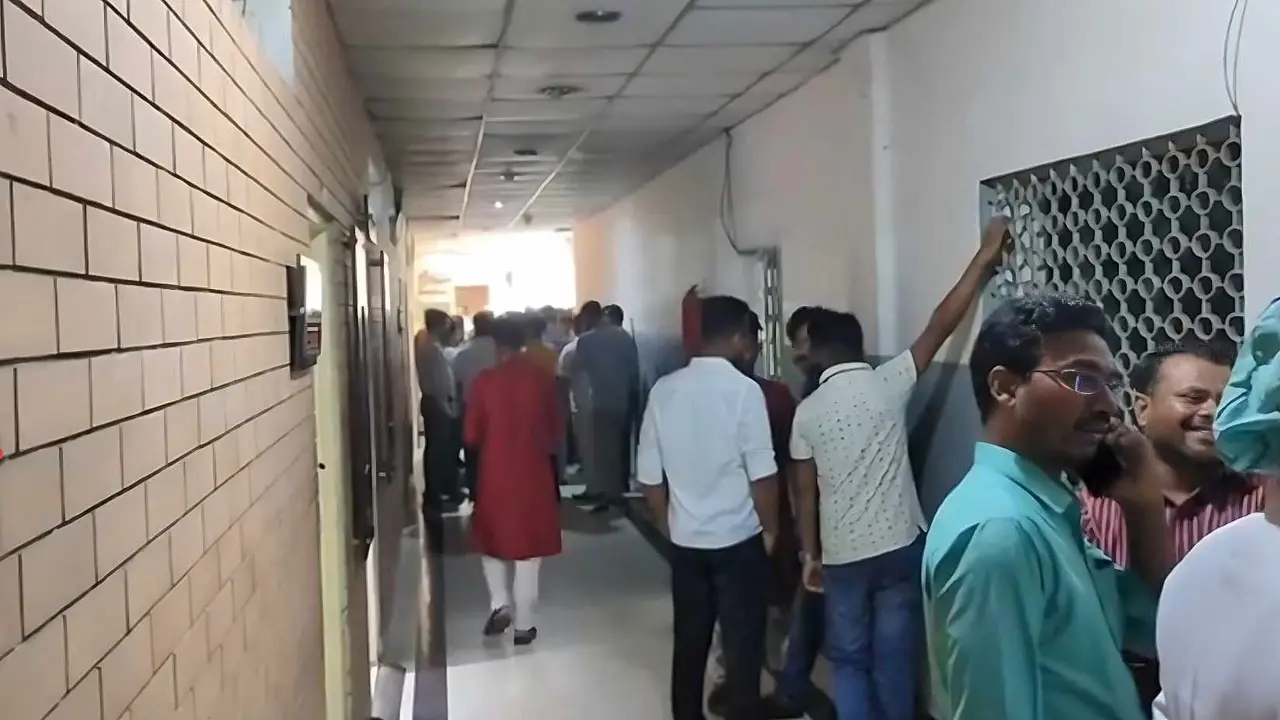 শেষ সময়ে চাকরি স্থায়ীকরণে ভিসির তোড়জোড়, দু’পক্ষের হাতাহাতি