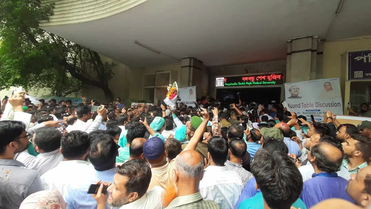 রাজসিক সংবর্ধনায় দায়িত্ব নিলেন নতুন উপাচার্য
