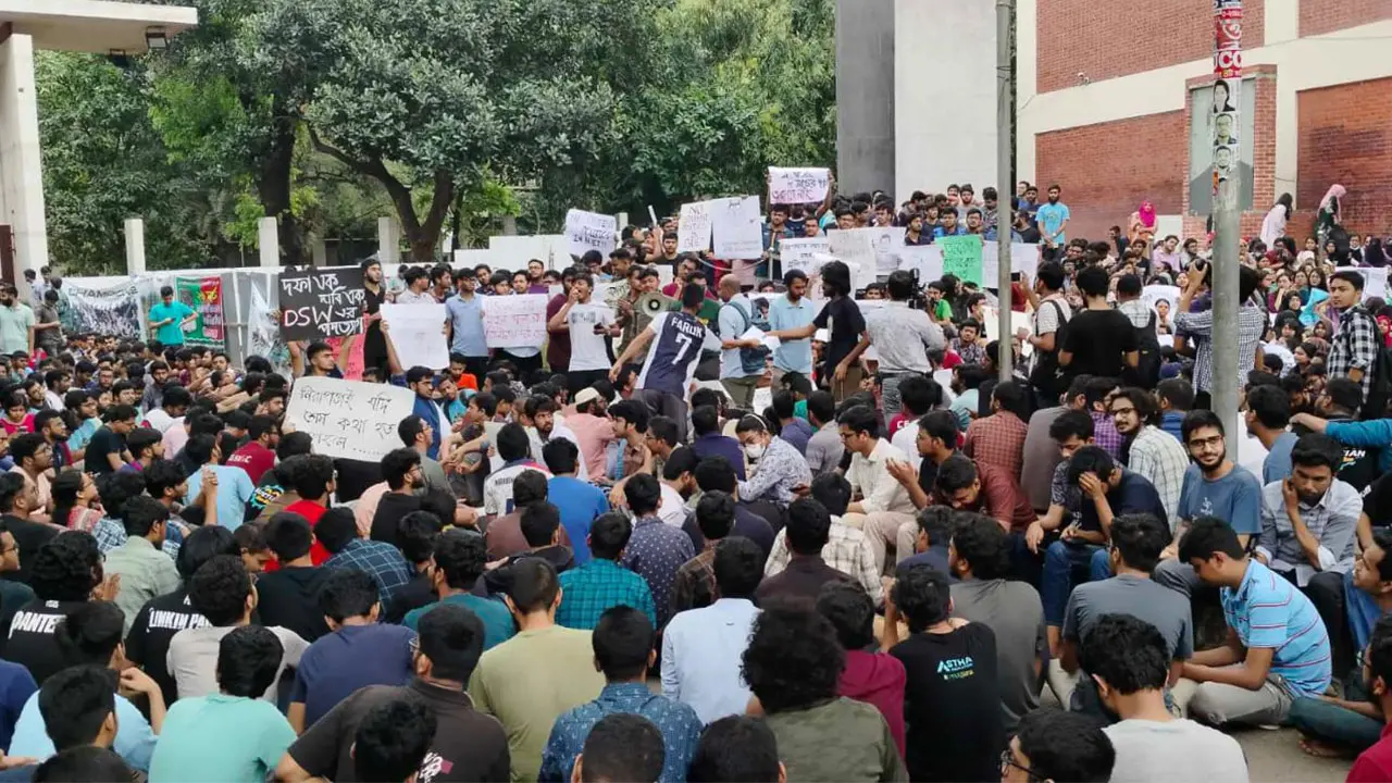 ৬ শিক্ষার্থীকে বহিষ্কারের দাবিতে দ্বিতীয় দিনেও উত্তাল বুয়েট