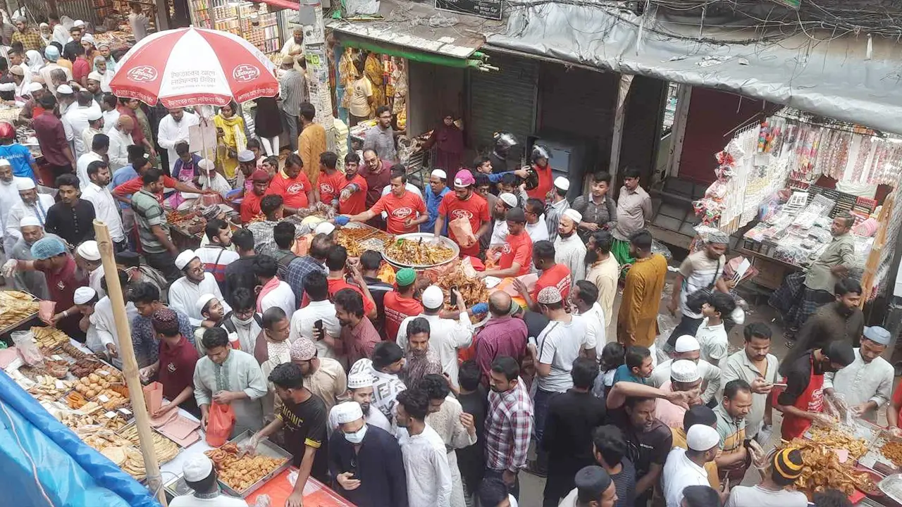 তিল ধারণের ঠাঁই নেই চকবাজারে; কাবাবের পাশে আস্ত হাঁস, খাসির লেগ