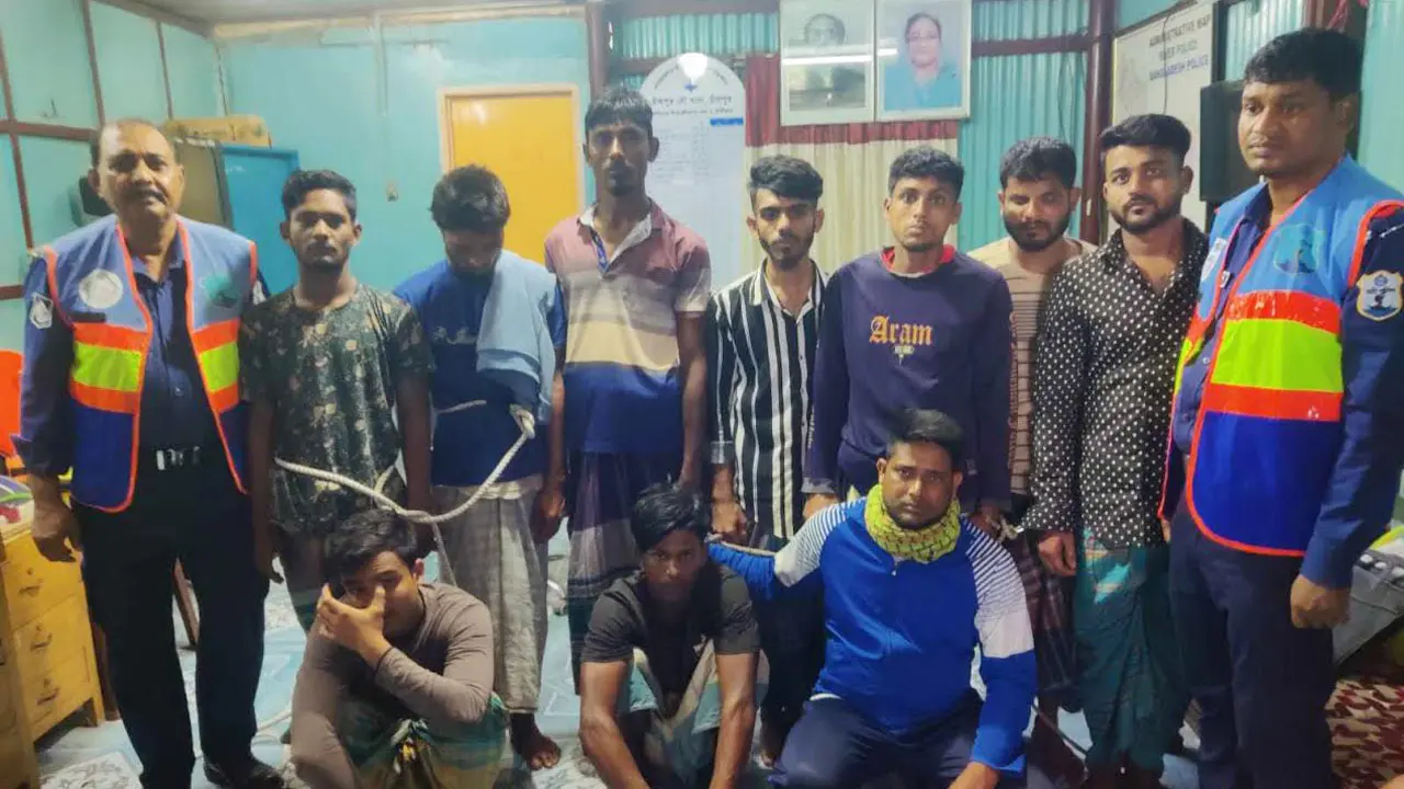 মেঘনায় মাছ ধরায় ১০ জেলে আটক