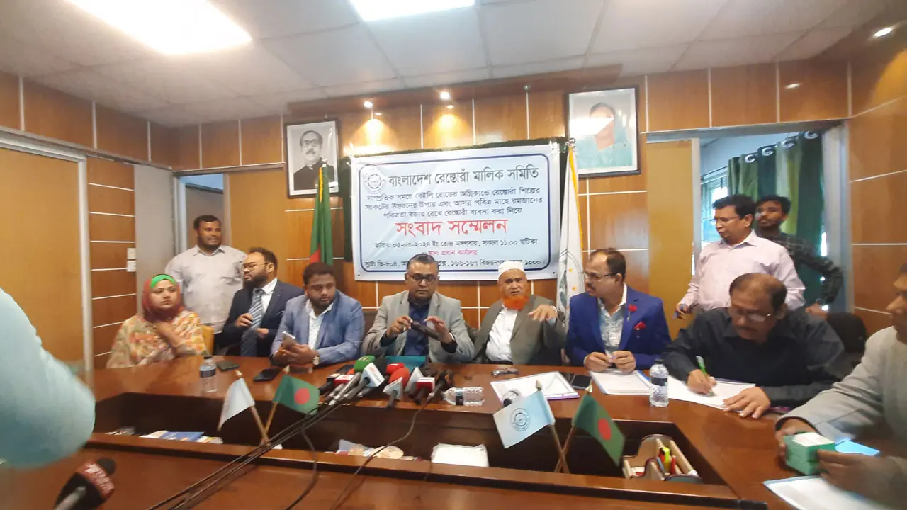 ‘কর্পোরেট কোম্পানিগুলো রেস্তোরাঁ খাত দখলে নিতে চায়’