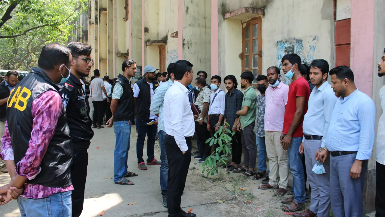 চমেক হাসপাতালে রোগীদের পদে পদে হয়রানি, সাঁড়াশি অভিযানে আটক ৩৮