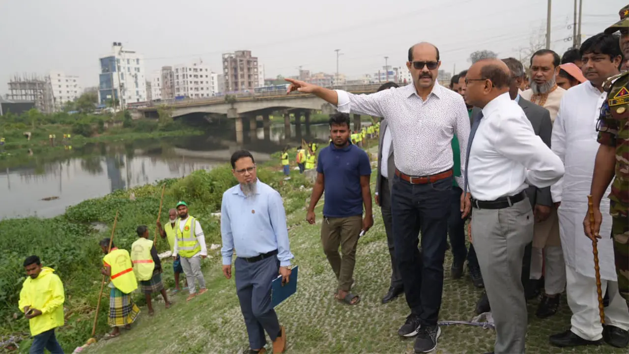 ‘ডিএনসিসির খাল না হওয়া সত্ত্বেও আমরা পরিষ্কার করছি’
