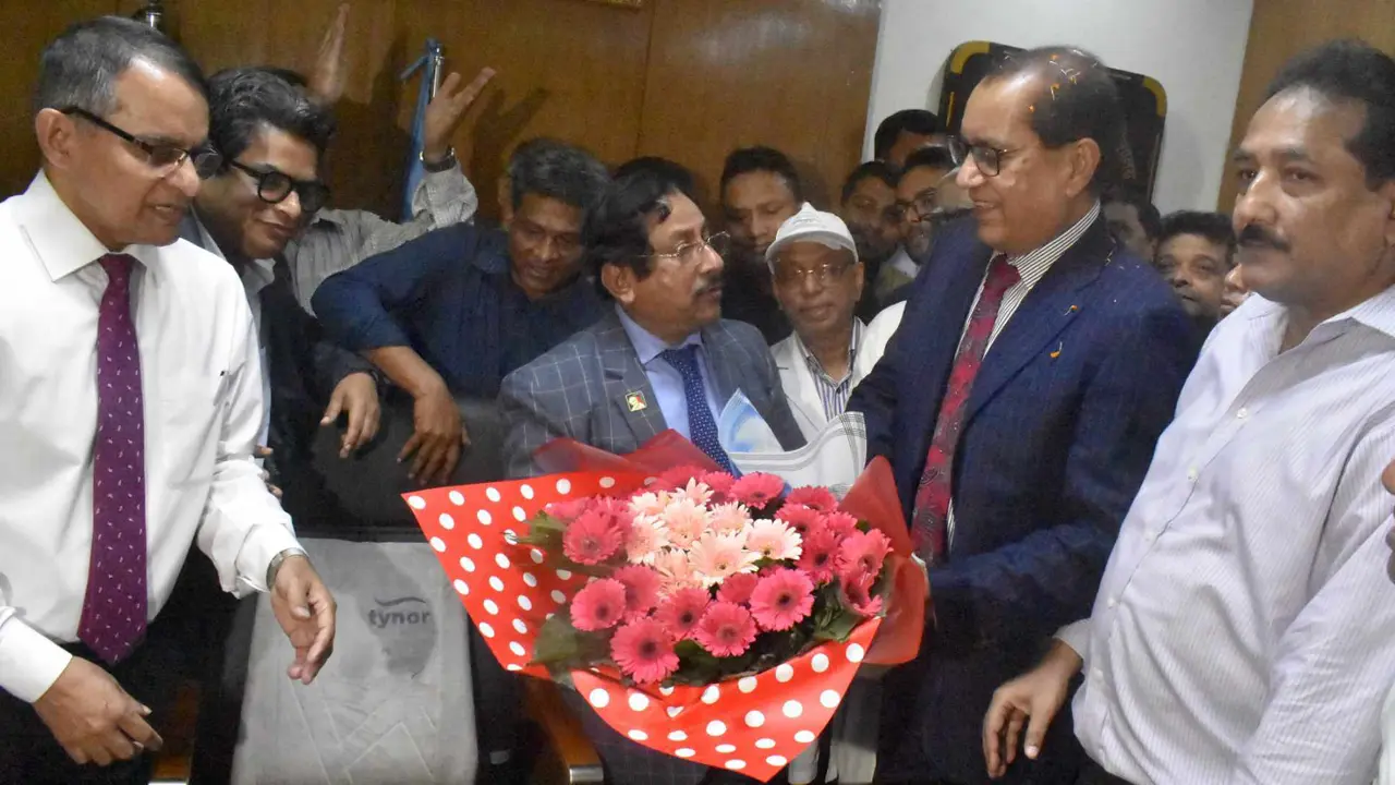 বিদায়ী উপাচার্যের ‘অনিয়ম-দুর্নীতি’ প্রশ্নে কৌশলী ডা. দীন মোহাম্মদ