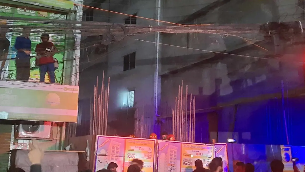 হাতিরপুলে আগুন : ভবনের ছাদ থেকে চারজন উদ্ধার