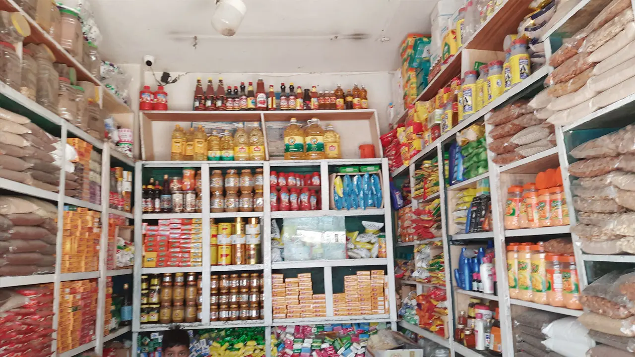 সরকারি নির্দেশনা কাগজে-কলমে, বাড়তি দামেই বিক্রি হচ্ছে সয়াবিন তেল