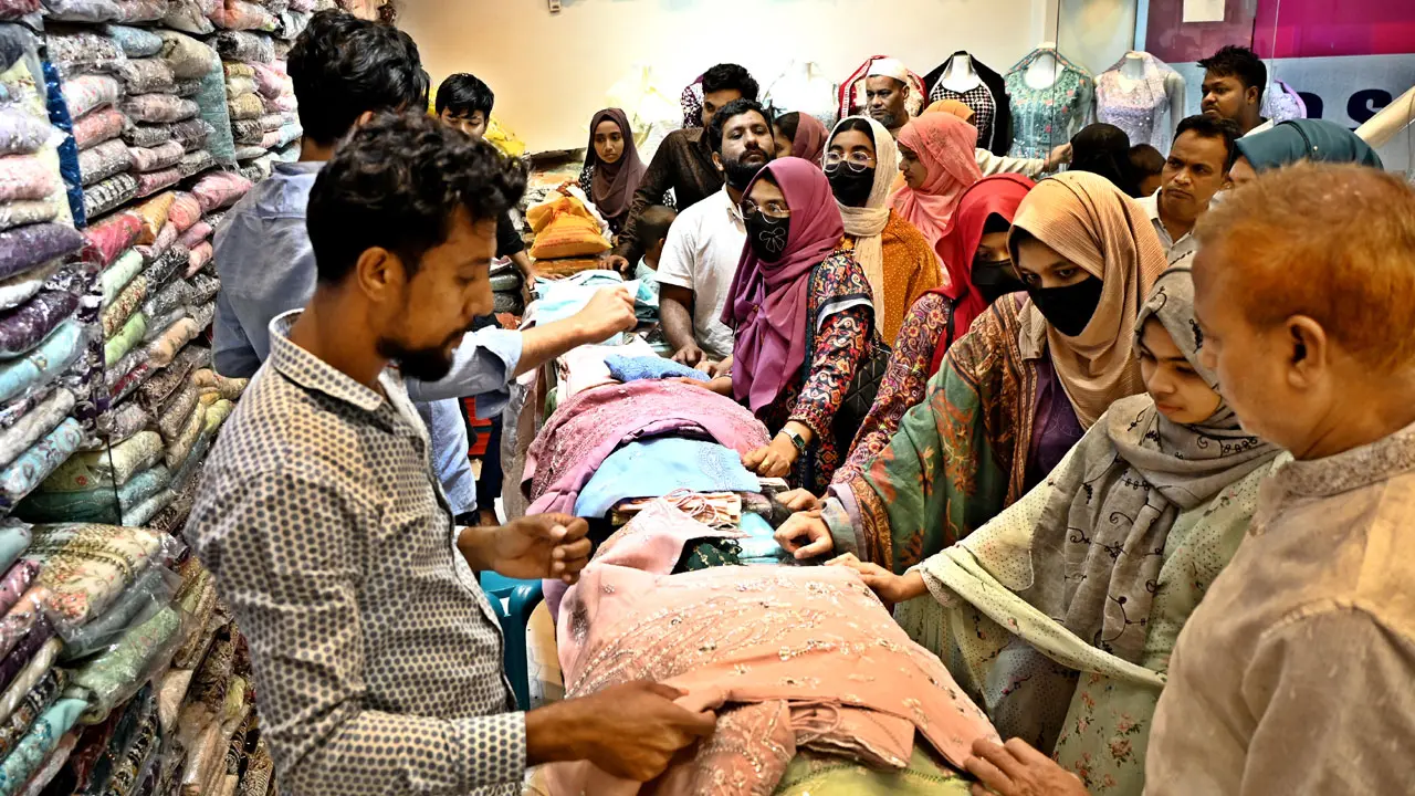 নিত্যপণ্যের ঊর্ধ্বগতির প্রভাব ঈদবাজারে, চড়া দামে অসন্তোষ ক্রেতারা
