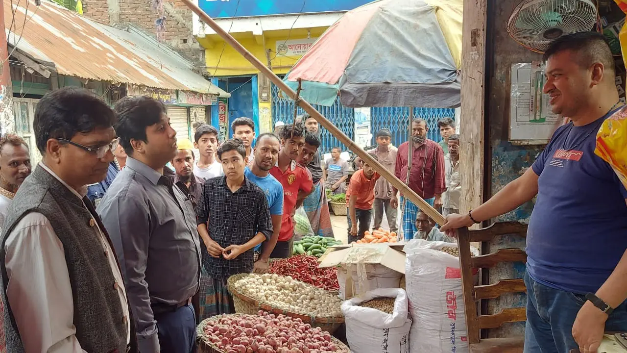 ম্যাজিস্ট্রেট আসায় ১১০ টাকার পেঁয়াজ বিক্রি হলো ৬০ টাকায়