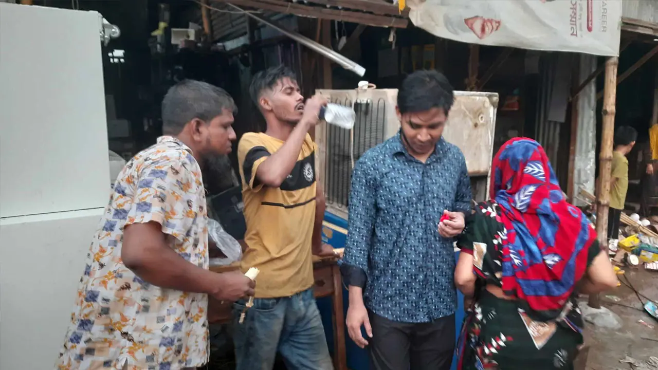 আগুনে পুড়েছে ঘর, ধ্বংসস্তূপে দাঁড়িয়ে ইফতার করলেন তারা