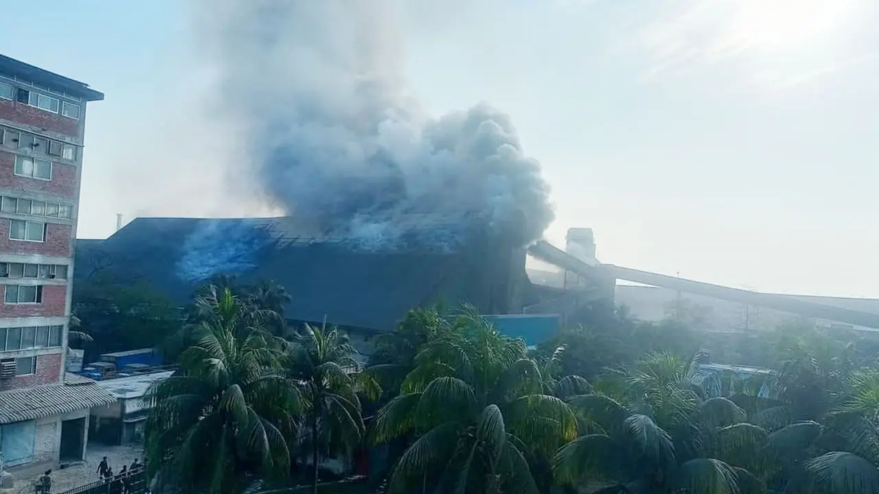 ২০ ঘণ্টায়ও নেভানো যায়নি চট্টগ্রামের চিনি কারখানার আগুন