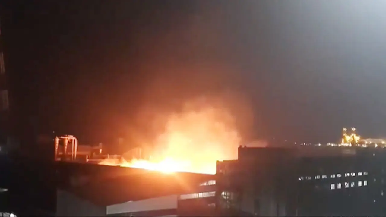 মুন্সীগঞ্জে সুপারবোর্ড কারখানার আগুন নিয়ন্ত্রণে