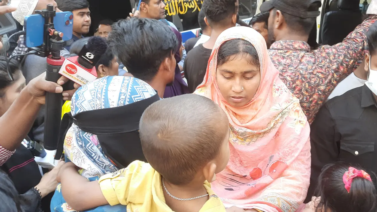 আগুনে নিহতদের স্বজনদের আহাজারি ঢামেকে