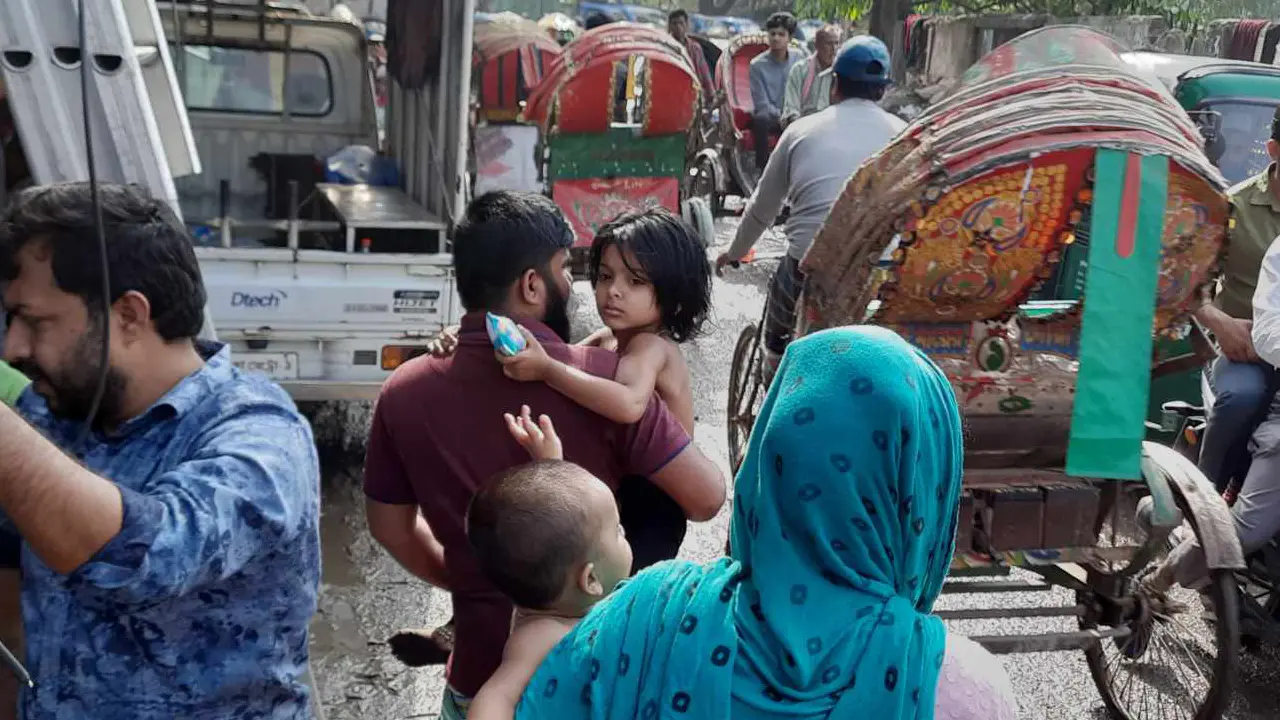 ‘আর পারতাছি না বাবা, বিছনা পাতি দেও, ঘুমামু’