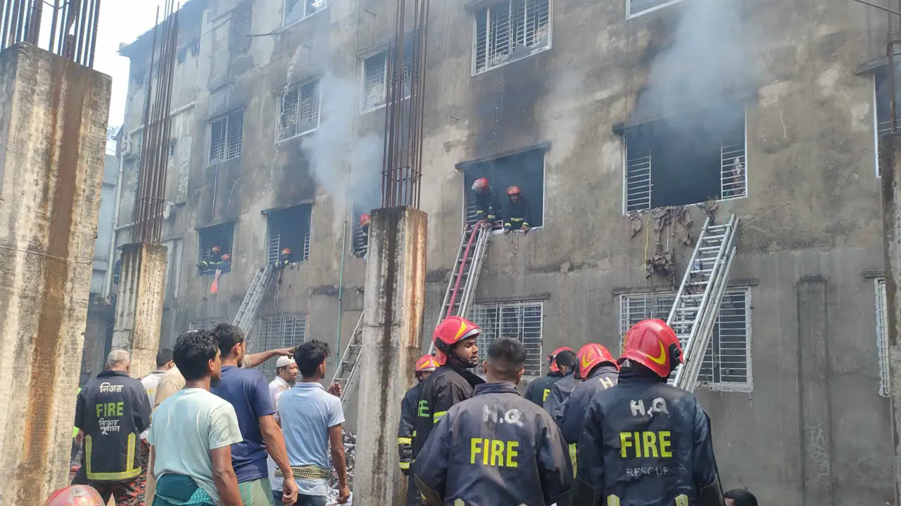 ৮ ঘণ্টা পর ডেমরার গোডাউনের আগুন নিয়ন্ত্রণে