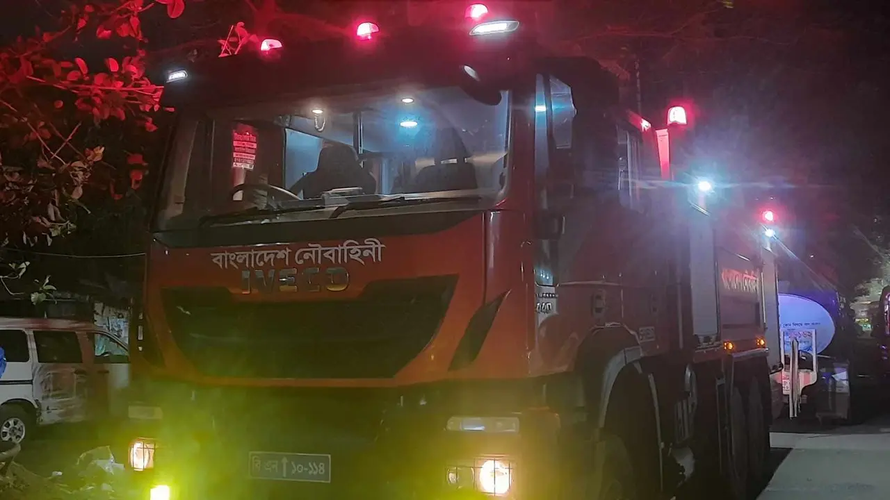 হাতিরপুলের আগুন নিয়ন্ত্রণে যোগ দিয়েছে নৌবাহিনী