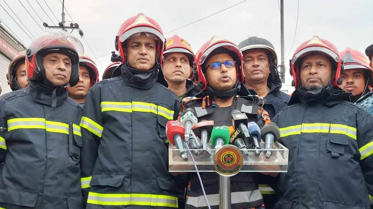 যেকোনো সময় ভেঙে পড়তে পারে ডেমরায় আগুন লাগা ভবনটি