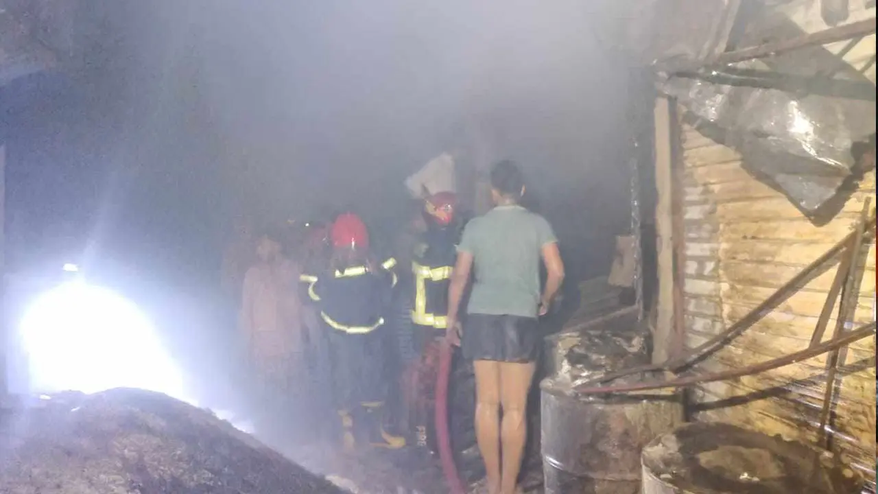 পৌনে দুই ঘণ্টায় নিয়ন্ত্রণে নারায়ণগঞ্জের আগুন