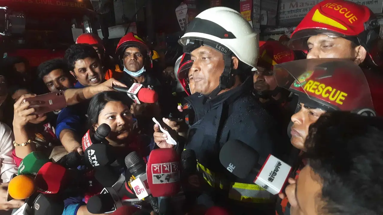 আড়াই ঘণ্টা পর নিয়ন্ত্রণে এসেছে হাতিরপুলের আগুন