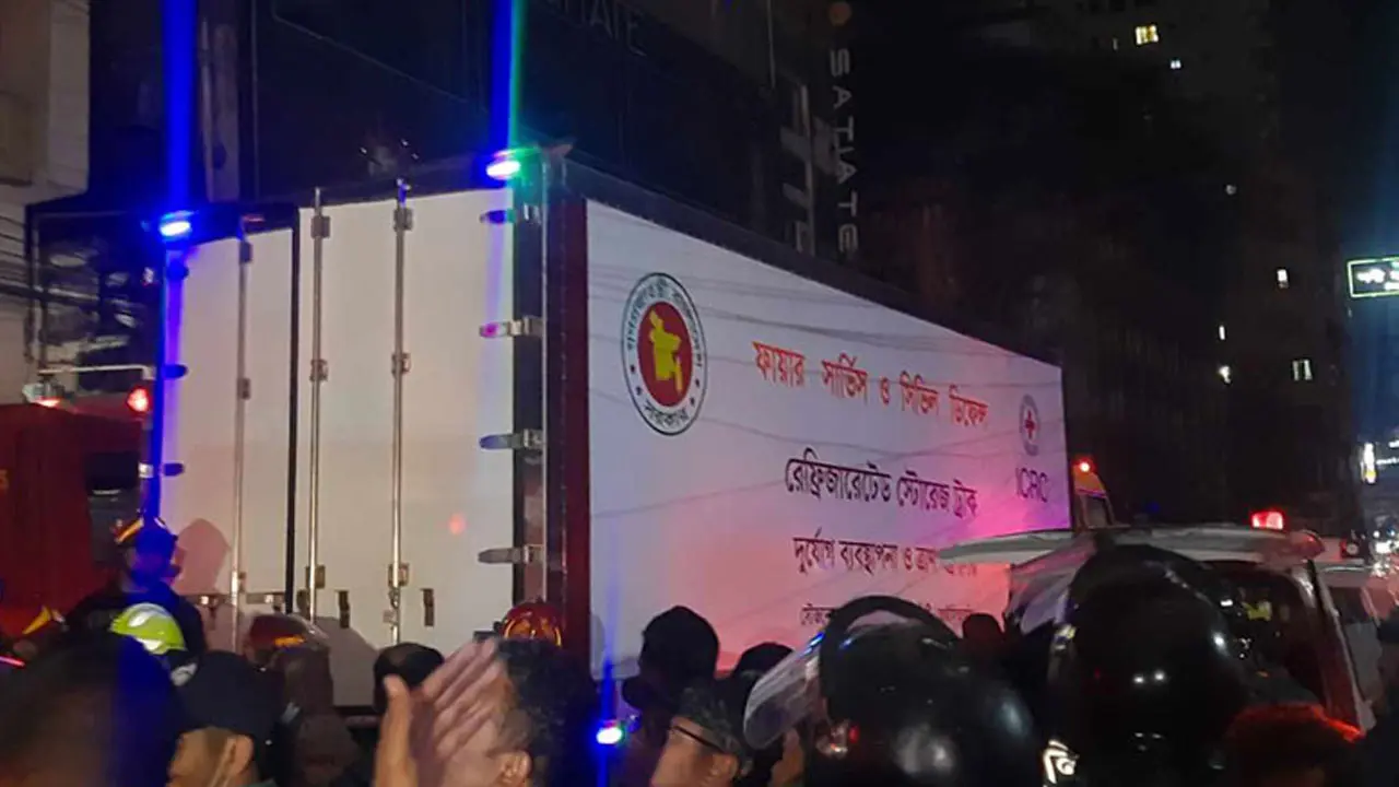 বিশেষ ফ্রিজিং ভ্যানে নিয়ে যাওয়া হলো মরদেহ