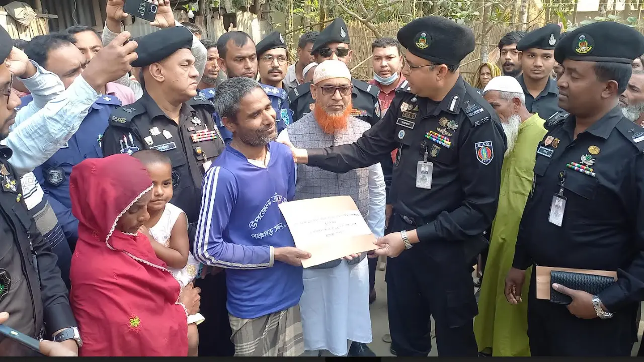 সাফজয়ী গোলরক্ষক ইয়ারজানের বাড়িতে উপহার নিয়ে র্যাব