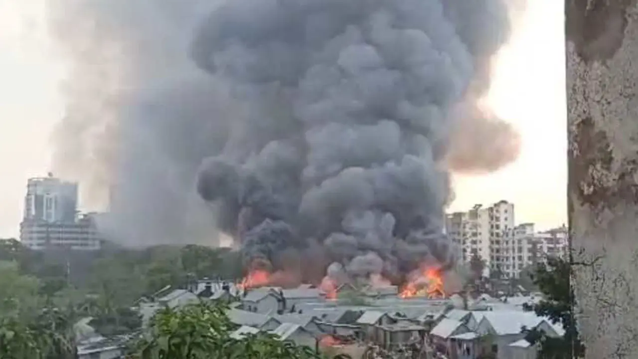 বনানীর গোডাউন বস্তিতে আগুন, নিয়ন্ত্রণে ৮ ইউনিট