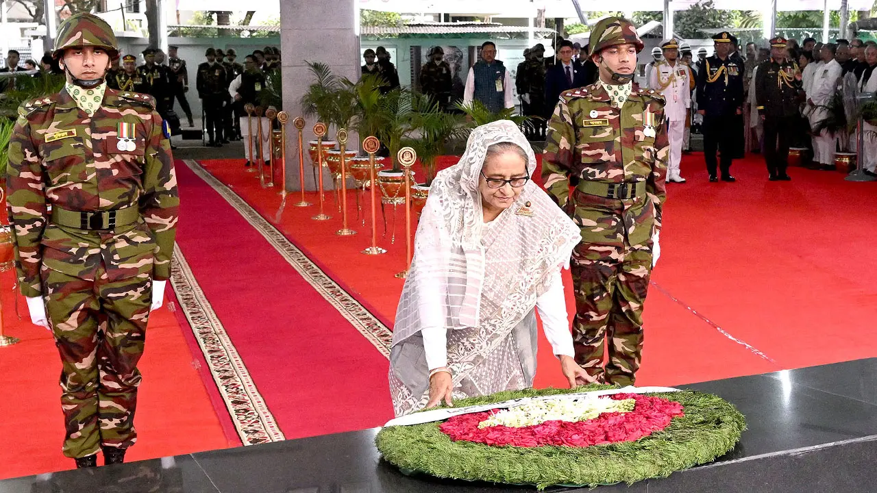 জন্মদিনে বঙ্গবন্ধুর প্রতিকৃতিতে প্রধানমন্ত্রীর শ্রদ্ধা