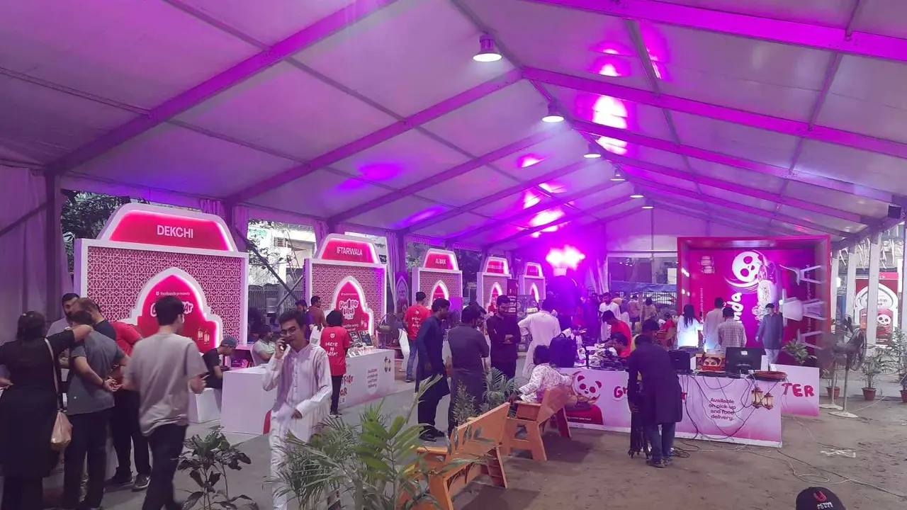 ছুটির দিনে জমে উঠেছে ‘গ্র্যান্ড ইফতার বাজার’