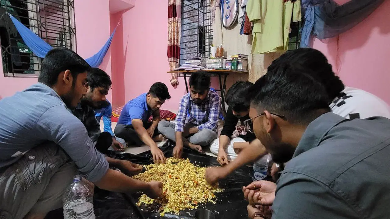 ইফতারে খেজুরও জুটছে না মেসে থাকা শিক্ষার্থীদের