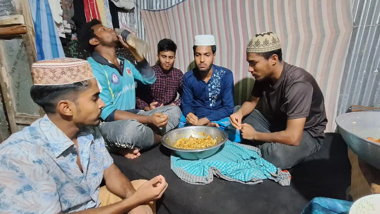 ‘সিদ্ধ ডিম আর আলু ভাজি দিয়ে ভাত খেয়ে রোজা থাকি’