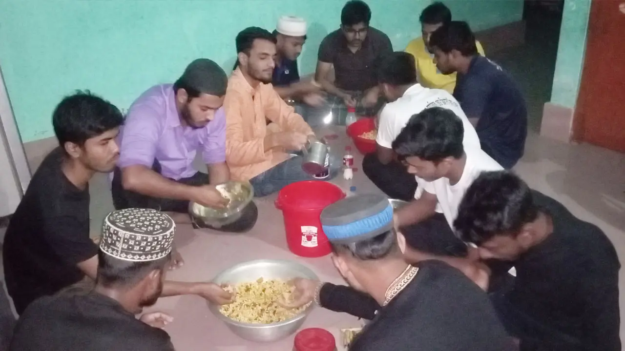 মেসের ব্যয় সামলাতে হিমশিম, ছোলা মুড়ি দিয়েই শিক্ষার্থীদের ইফতার 