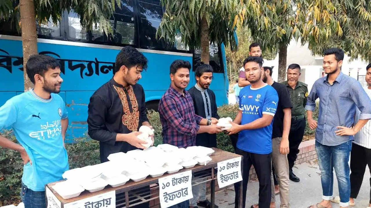 ১০ টাকায় ইফতার প্যাকেজ বিক্রি করছেন কুবি শিক্ষার্থী