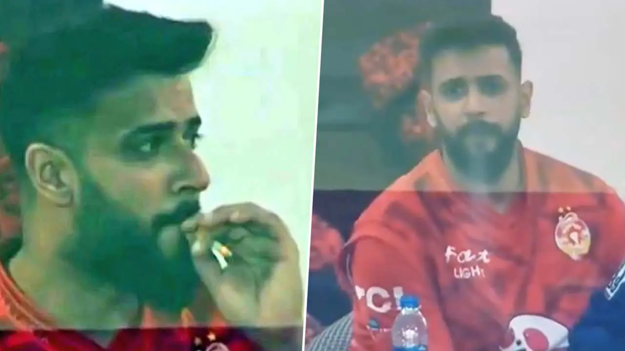 পিএসএল ফাইনাল চলাকালে ড্রেসিংরুমে ধূমপান ইমাদের (ভিডিও)