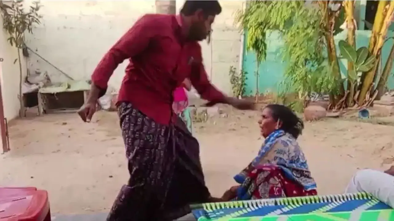 জমি নিয়ে দ্বন্দ্বে বাবা-মাকে ব্যাপক মারধর, ছেলে আটক